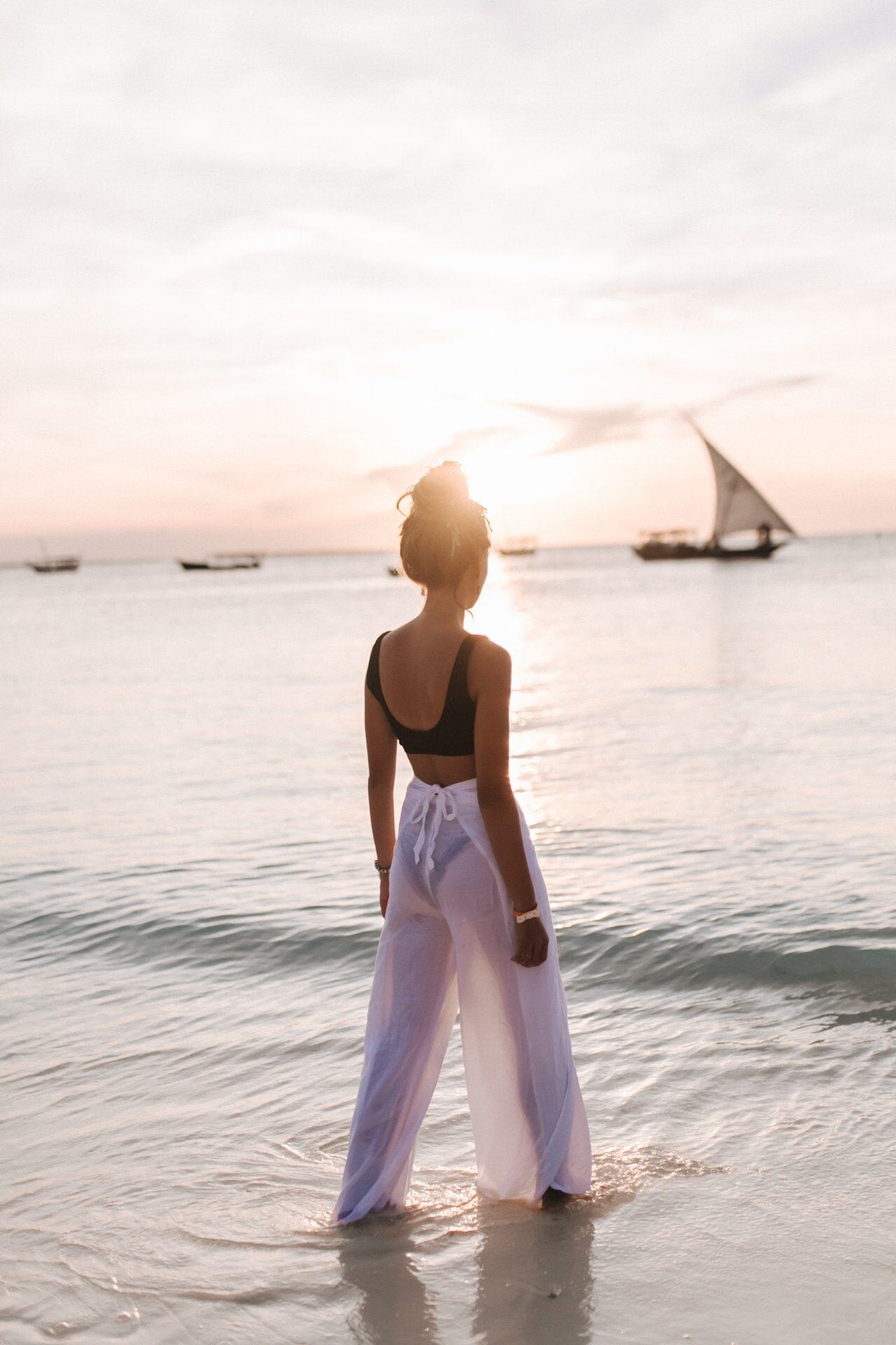 Le pantalon de plage fluide : un must-have pour vos vacances